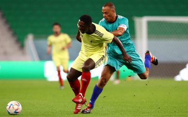 Predsjednik FIFA-e sudio revijalnu utakmicu u Dohi, igrale su  nogometne legende i radnici koji su gradili stadione