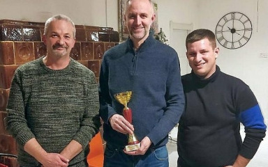 Ivan Jakić ispred Tonija Petrušića u brzopoteznom šahu