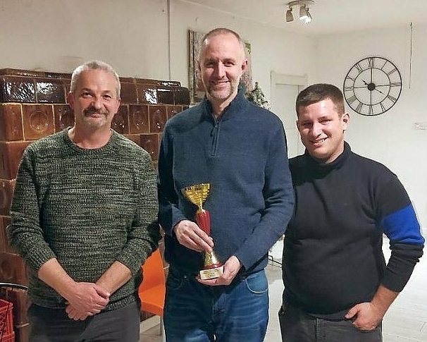 Ivan Jakić ispred Tonija Petrušića u brzopoteznom šahu