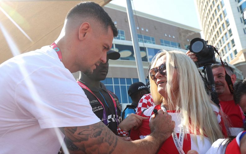 FOTO Pogledajte kako je izgledalo druženje navijača i igrača ispred hotela, Dejan Lovren strpljivo je dijelio autograme