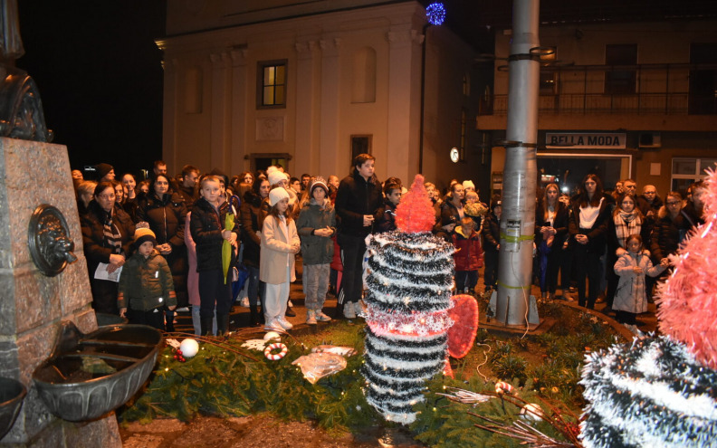 Upaljena druga svijeća na adventskom vijencu