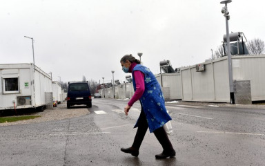 Još jedna zima u kontejnerima: Tek treća godina od potresa na Baniji trebala bi postati godina obnove