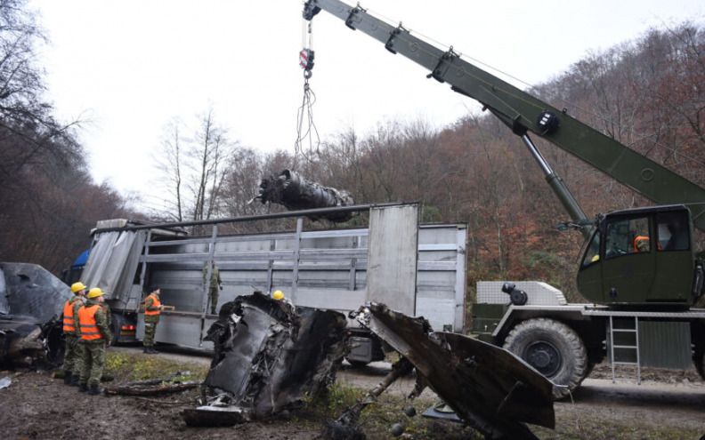 Dijelovi srušenog aviona MiG-21 pronađeni i prevoze se u Zagreb