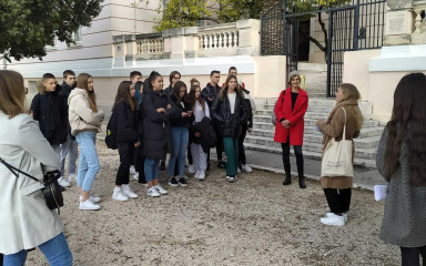 Urbana ženska šetnja gradom s profesorima i studentima