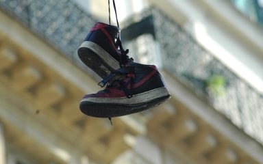 Priča iza misterioznih tenisica koje vise s električnih kablova