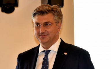 Plenković potpisao 56 ugovora vrijednih 54 milijuna kuna