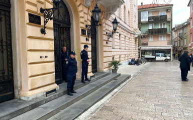 Zbog dojave o bombi, traje evakuacija Županijskog i Općinskog suda u Zadru