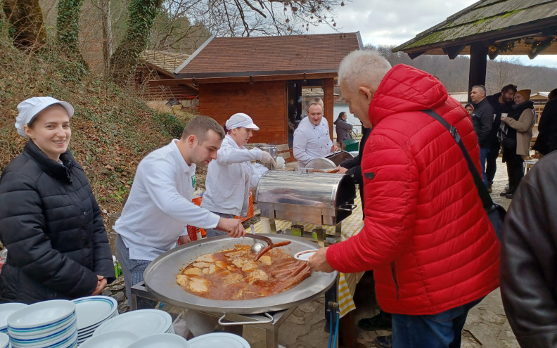 Gosti dočeka Nove godine na jutarnjem pikniku na jezeru  Kozjak