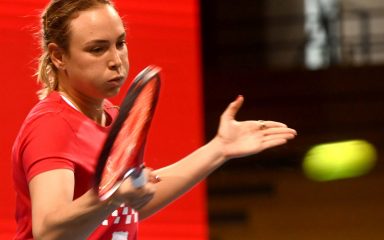 Donna Vekić u nastavku prekinutog meča protiv Oksane Selehetjove izborila drugog kolo Australian Opena