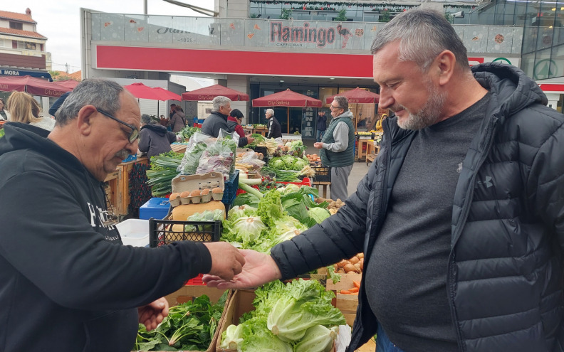 Eurokovanice kamen spoticanja i prodavačima i kupcima na tržnici