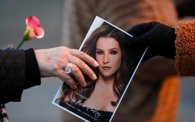 Priscilla Presley osporava oporuku kćeri Lise Marie. Potpis joj se čini lažnim