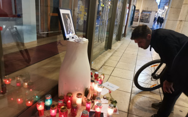 Ispred HNK Zadar građani odaju počast Massimu