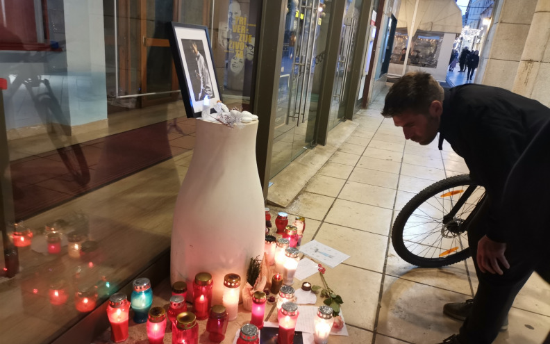 Ispred HNK Zadar građani odaju počast Massimu