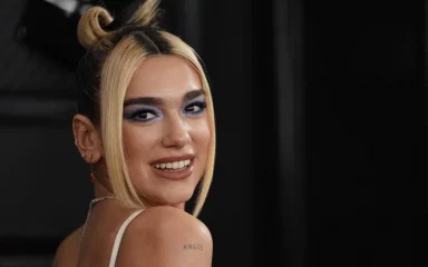 Dua Lipa objavila fotke s dočeka, jedan detalj krao pažnju: “Tko je ovo dizajnirao?”