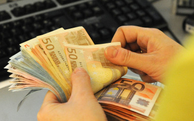 Zaposlenica banke novce klijenata uplaćivala sebi, prisvojila skoro pola milijuna eura