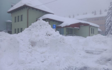 Danas izmjereno 97 cm snijega, probijene su samo najčešće ulice