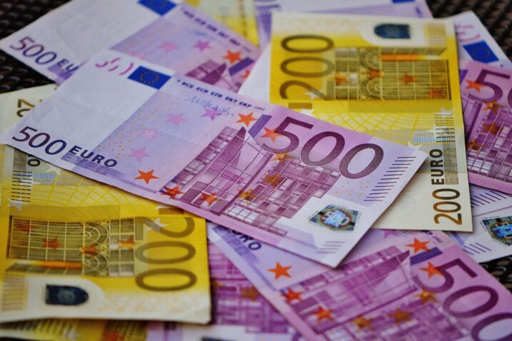 Prosječna plaća za veljaču 1.106 eura, manja nego lani