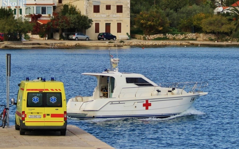 Službenici zadarske Kapetanije s jedrilice spasili člana posade u infarktnom stanju