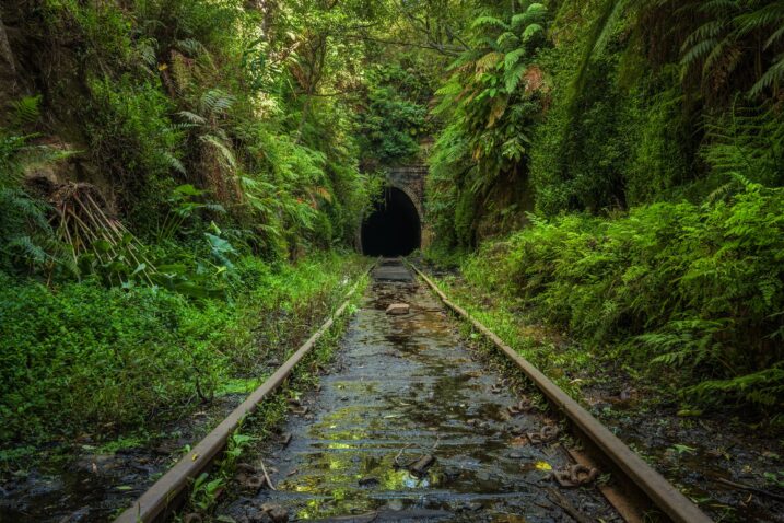 Napušteni tunel koji noću svijetli jezivom plavom bojom izgleda nestvarno