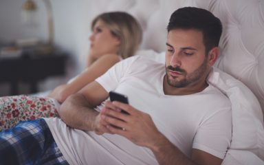 Psihologinja jasno objasnila: ‘Nije u redu da muškarci u vezama prate modele na Instagramu!’