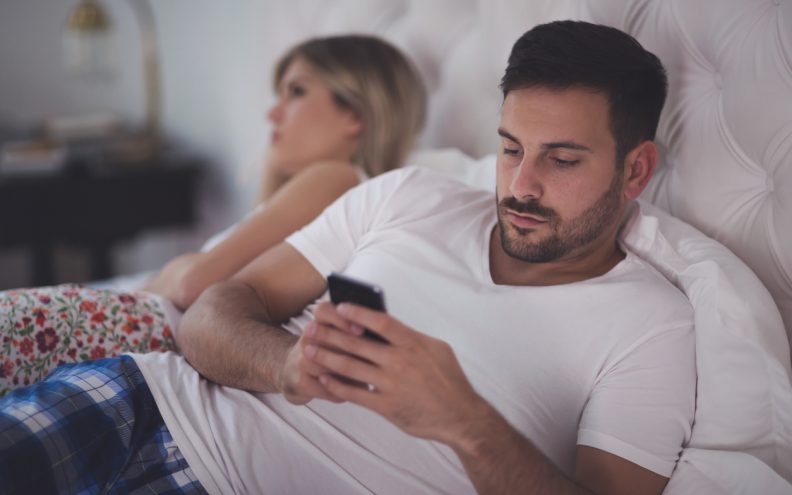 Psihologinja jasno objasnila: 'Nije u redu da muškarci u vezama prate modele na Instagramu!'