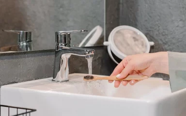 Dvije stvari koje biste trebali učiniti svako jutro za detoksikaciju usta