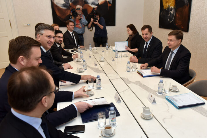 Plenković i Dombrovskis: “Euro uveden po planu, trebamo se pripremati za iduću zimu”