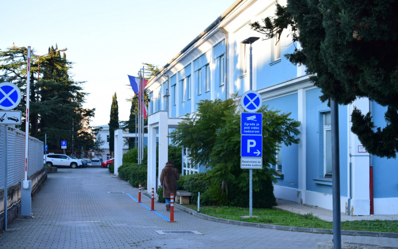Sutkinja Trgovačkog suda, optužena za krađu, i dalje radi