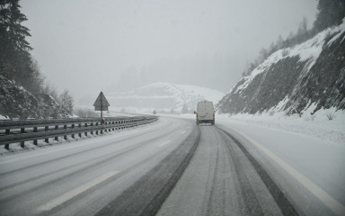 U Gorskom kotaru pao prvi ovosezonski snijeg, donosimo stanje na cestama