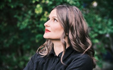 Nina Romić nas singlom “Jedini dom” vodi putem srca u svoje “Jezero”