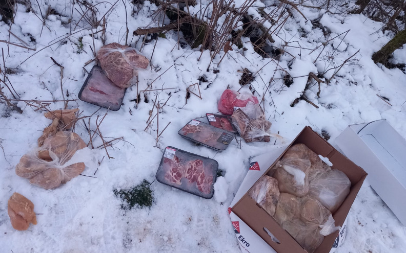 Umjesto u smeću, sirovo meso kojemu je istekao rok završilo u prirodi!