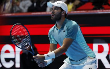 Borna Ćorić prošao u drugo kolo nakon što je Daniel Evans predao meč