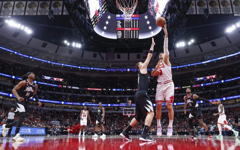 VIDEO Ivica Zubac odigrao je zapaženu partiju u pobjedi u Chicagu, Nikola Jokić ponovo ispraćen ovacijama