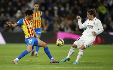 Real Madrid u nastavku slomio Valenciju i smanjio bodovni zaostatak za vodećom Barcelonom