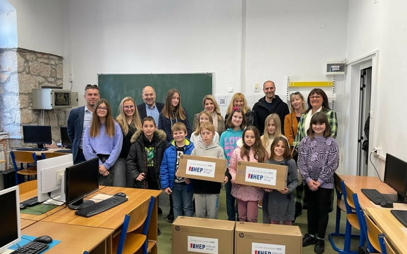Područnoj školi Karin HEP darovao računala