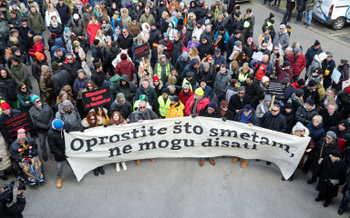 Prosvjed “Oprostite što smetam, ne mogu disati”: Novinari traže smjenu Beroša