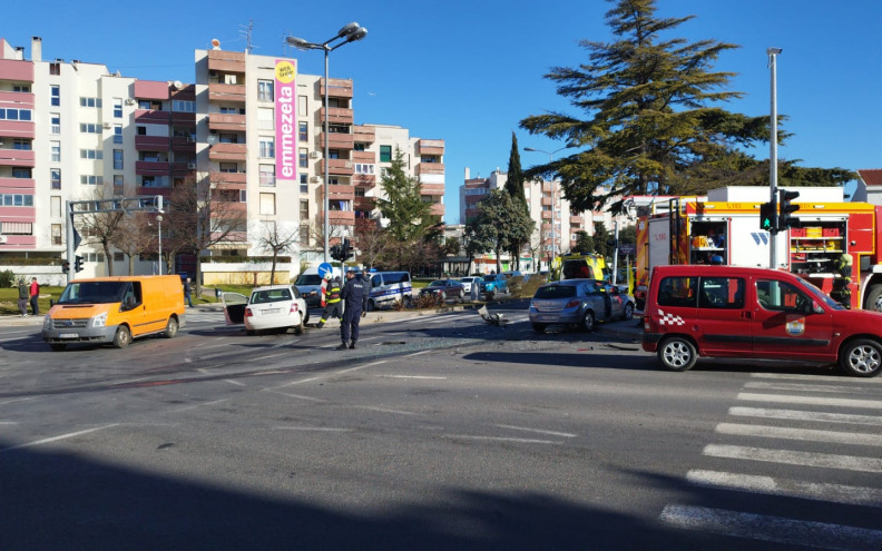 Na Bulevaru se sudarila dva osobna automobila, ima ozlijeđenih