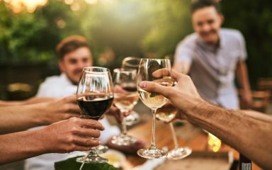 Evo zašto ne bi trebali popiti više od dva alkoholna pića zajedno