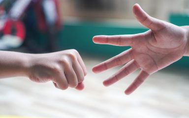 Različiti hrvatski nazivi za “kamen, škare i papir” nasmijati će vas do suza