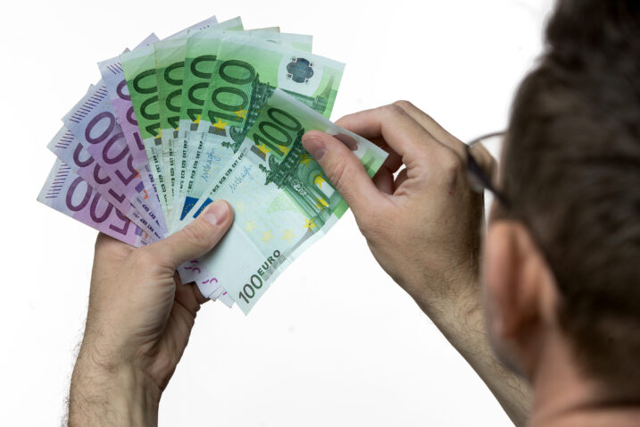 Od tri stranke primio novce za građevinske radove koje nije izvršio