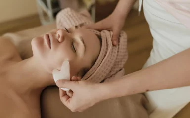 Gua sha: upute za korištenje kamena koji će smanjiti bol i potaknuti cirkulaciju