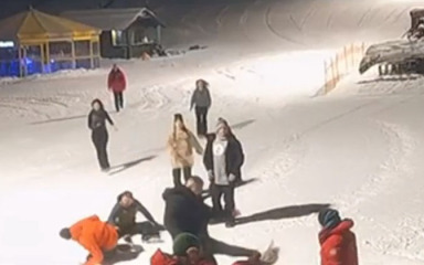 Snimka napada na Platku: MMA borci se brutalno iživljavaju na nokautiranom HGSS-ovcu