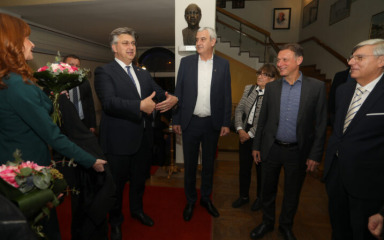 Plenković ozbiljno tvrdi da je doveo Hrvatsku među 15 najrazvijenijih zemalja: ‘Obitelji će vagati isplati li se otići’