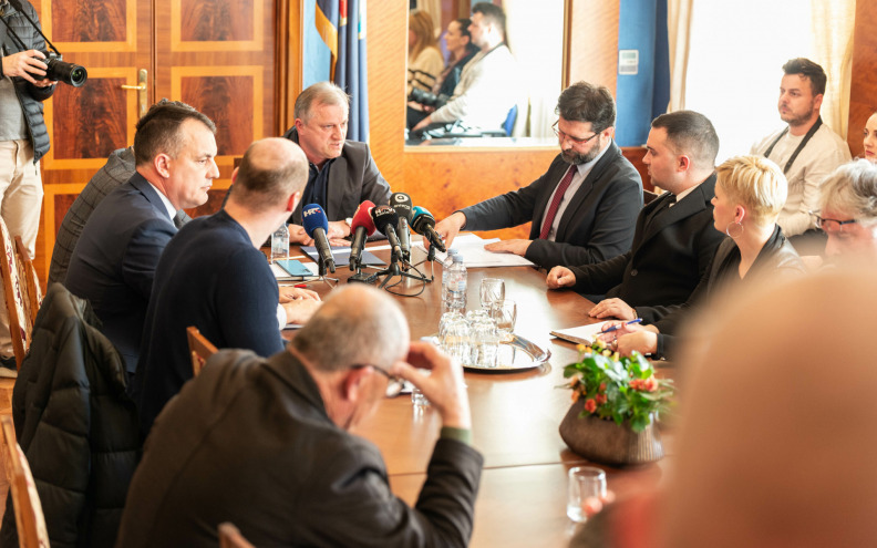 Pao dogovor gradonačelnika i oporbe: Čekat će se upute Ministarstva