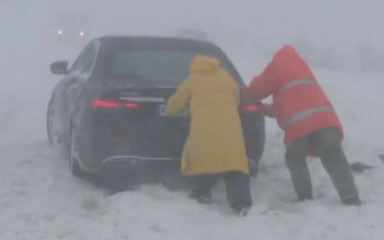 U prihvatni centar Gračac došlo više od 80 putnika, neki ostali u snijegu