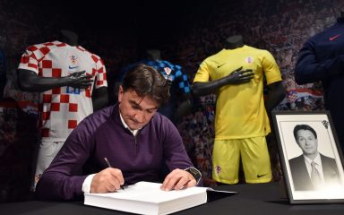 Otvorena knjiga žalosti za Miroslava Blaževića, među prvima su se upisali Marijan Kustić i Zlatko Dalić