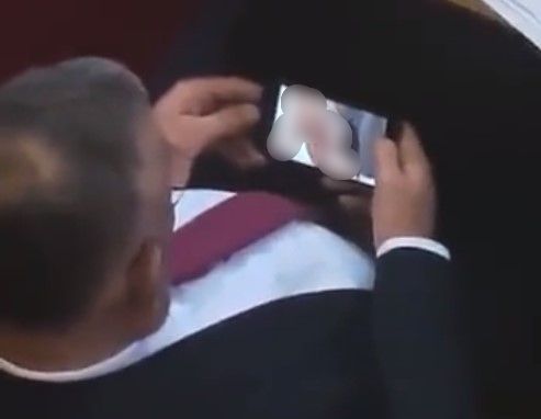 Srpski zastupnik podnio ostavku nakon što je uhvaćen da na radnom mjestu gleda porno film