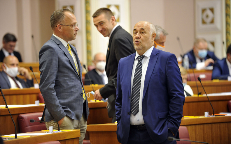 Zbog bizarnih događaja sve više nesuglasica u klubovima stranaka desnice