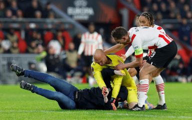 VIDEO Navijač PSV-a koji je šakom udario vratara Seville dobio žestoku kaznu kluba