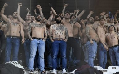 Navijači Lazija divljali prije, za vrijeme i nakon utakmice u Napulju,  jedan domaći navijači završio u bolnici